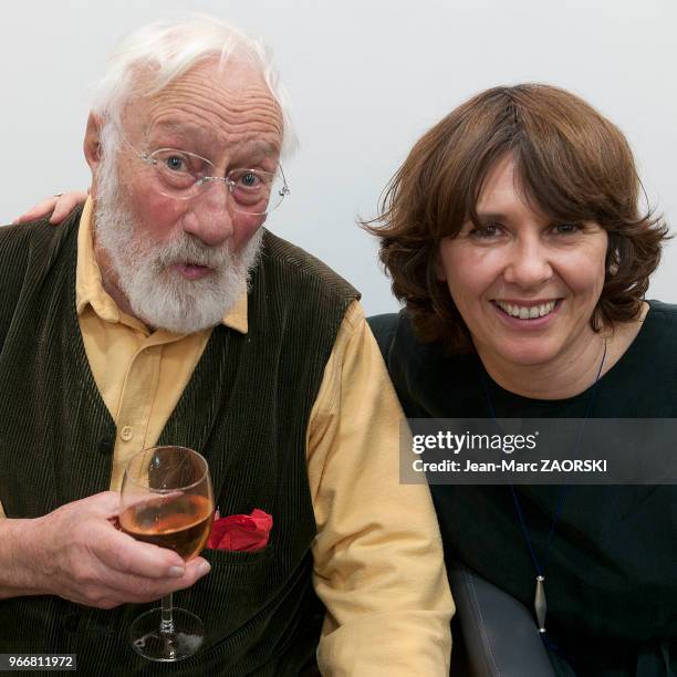 Denis Brihat, photographe français de nature morte, lauréat du prix Niépce en 1957, et professeur de photographie à Bonnieux , et son éditrice...