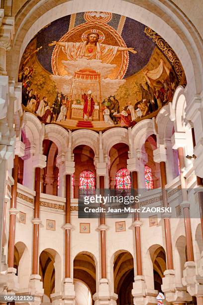 La voute du choeur de la basilique du Sacré-C?ur ornée par la grande mosaïque de 120 m² réalisée par le peintre marseillais Henri Pinta , située sur...