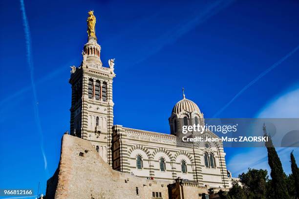 La basilique Notre-Dame de La Garde, dont le clocher est surplombe de la statue monumentale la Vierge d?Eugène Lequesne, doree a la feuille d'or, a...