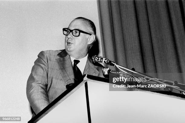 Michel Poniatowski , ministre de l'intérieur, lors du congrès des clubs Perpectives et Réalités à Lyon le 22 mai 1976.
