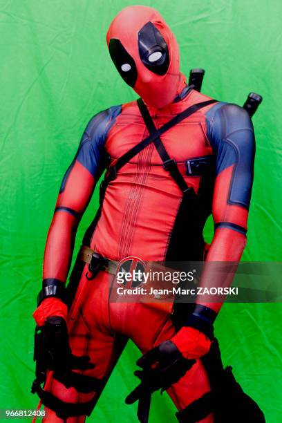 Un cosplayer déguisé, portant un costume inspiré du film Deadpool, film de super-héros américain réalisé par Tim Miller, sorti en 2016, ici lors de...