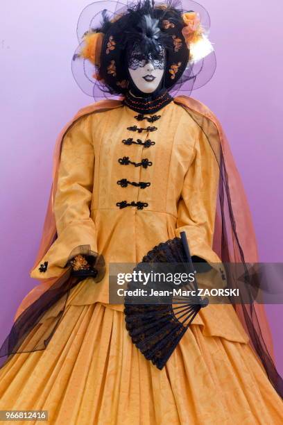 Masque et costume traditionnel du carnaval de Venise, présentés dans une exposition organisée par les Masqués vénitiens de France, dans le pavillon...