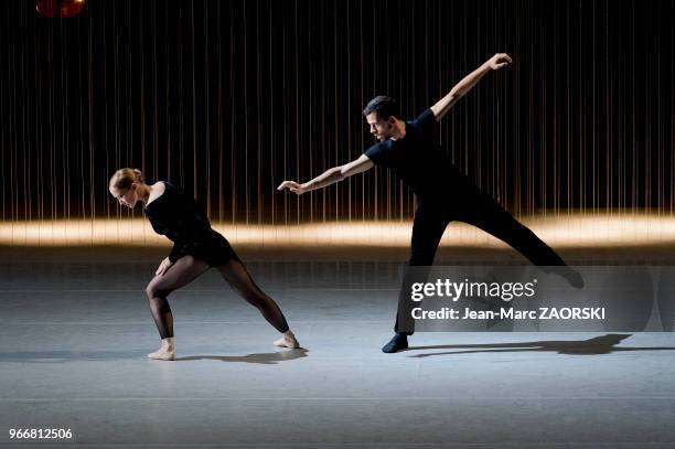 Les danseurs Caelyn Knight et Raul Serrano Nuñez du Ballet de l'Opéra de Lyon, dans « One of a Kind », un ballet en trois actes du danseur et...