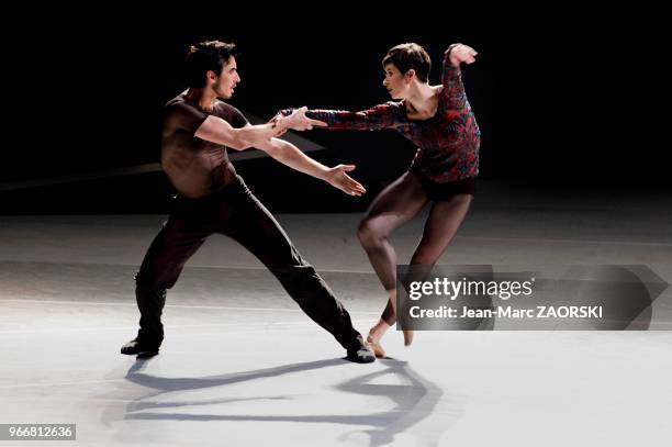 Les danseurs Dorothée Delabie et Edi Blloshmi, du Ballet de l'Opéra de Lyon, dans « One of a Kind », un ballet en trois actes du danseur et...