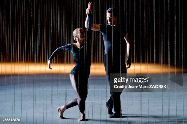 Les danseurs Caelyn Knight et Raul Serrano Nuñez du Ballet de l'Opéra de Lyon, dans « One of a Kind », un ballet en trois actes du danseur et...