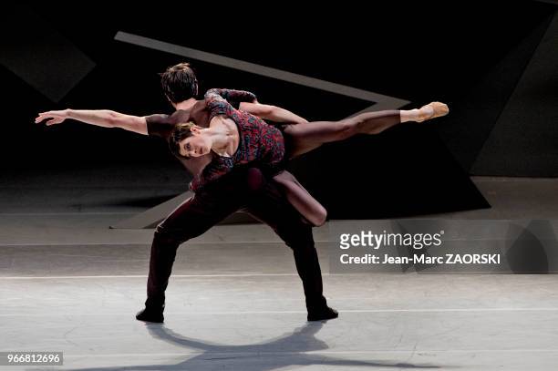Les danseurs Dorothée Delabie et Edi Blloshmi, du Ballet de l'Opéra de Lyon, dans « One of a Kind », un ballet en trois actes du danseur et...