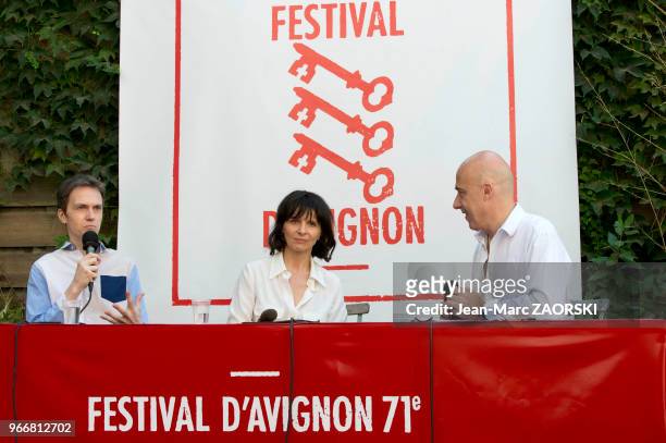 Le pianiste français Alexandre Tharaud et la comédienne française Juliette Binoche s'entretiennent avec le journaliste Arnaud Laporte lors de la...