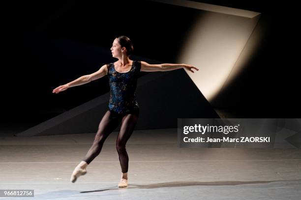 Aurélie Gaillard, danseuse du Ballet de l'Opéra de Lyon, dans « One of a Kind », un ballet en trois actes du danseur et chorégraphe Jirí Kylián, à...