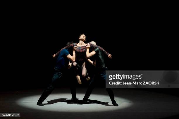 Dorothée Delabie, Tyler Galster à droite et Sam Colbey à gauche, danseurs du Ballet de l'Opéra de Lyon, dans « One of a Kind », un ballet en trois...