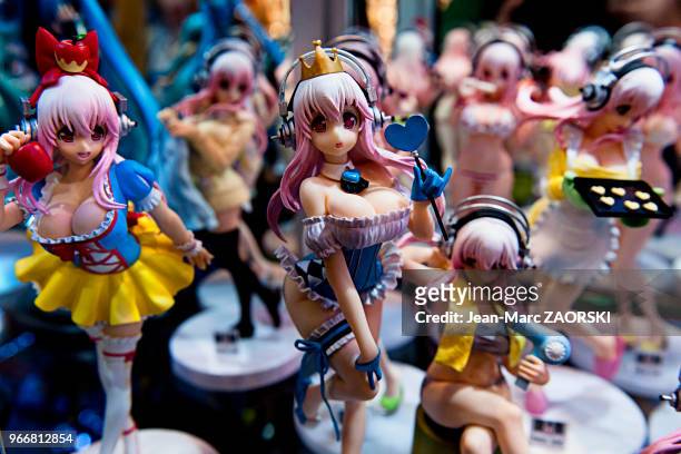 Diverses figurines représentant Super Sonico, personnage fictif féminin, chanteuse du groupe virtuel Daiichi Uchuu Sokudo et mascotte de Nitroplus,...