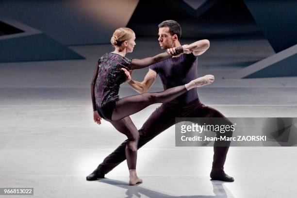 Les danseurs Caelyn Knight et Raul Serrano Nuñez du Ballet de l'Opéra de Lyon, dans « One of a Kind », un ballet en trois actes du danseur et...