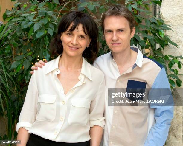 La comédienne française Juliette Binoche et le pianiste français Alexandre Tharaud posent à l'issue de la conférence de presse de "Vaille que vivre...