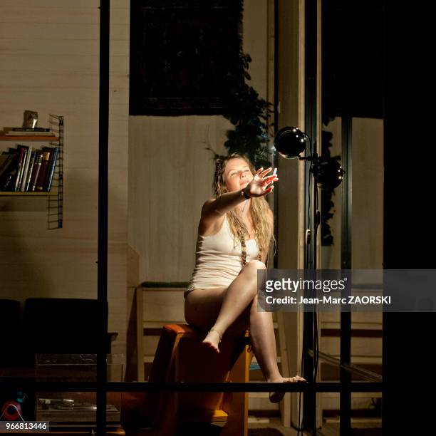 La comédienne néerlandaise Eva Heijnen dans la pièce de théâtre « Ibsen huis » , inspirée des ?uvres du dramaturge norvégien Henrik Ibsen , écrite et...