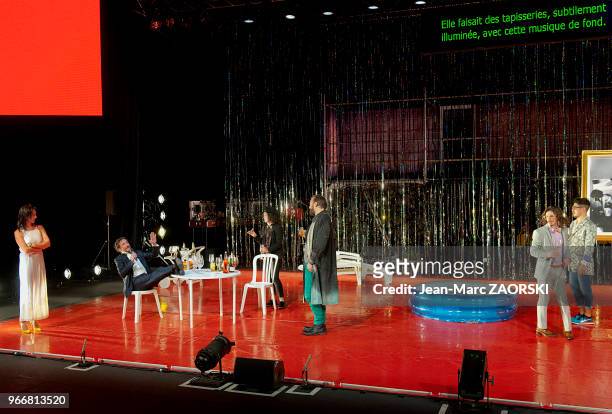 Vue générale de « La dictadura de lo cool » , une pièce de théâtre mise en scène par le chilien Marco Layera et présentée en tant que création...