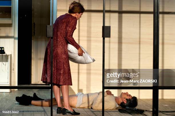 Les comédiens néerlandais Maria Kraakman et Maarten Heijmans dans la pièce de théâtre « Ibsen huis » , inspirée des ?uvres du dramaturge norvégien...