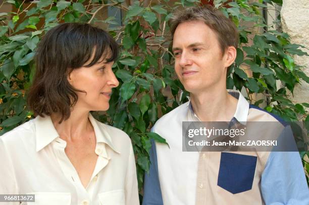 La comédienne française Juliette Binoche et le pianiste français Alexandre Tharaud posent à l'issue de la conférence de presse de "Vaille que vivre...