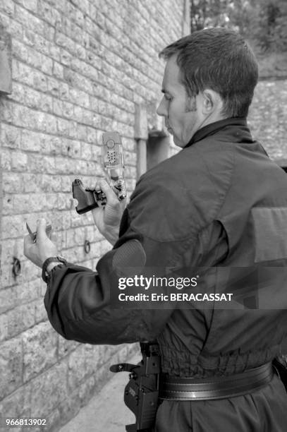 Policier en formation au pistolet à impulsion électrique Taser X26 le 29 septembre 2010 à Andilly , France.