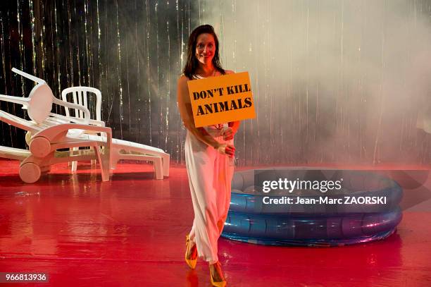 Carolina de La Maza dans « La dictadura de lo cool » , une pièce de théâtre mise en scène par le chilien Marco Layera et présentée en tant que...