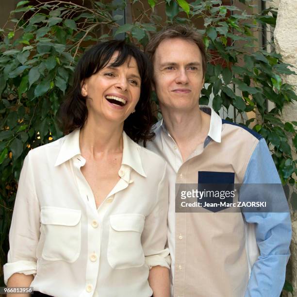 La comédienne française Juliette Binoche et le pianiste français Alexandre Tharaud posent à l'issue de la conférence de presse de "Vaille que vivre...