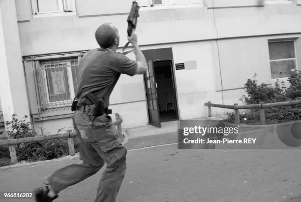 Un policier de la BAC vient de recevoir des pierres dans la cité des Francs-Moisins à Saint-Denis le 23 novembre 2006, France.