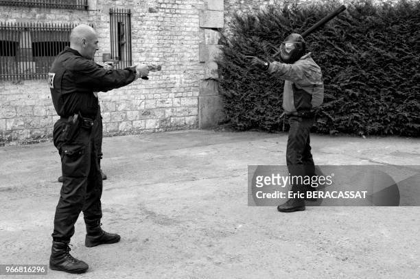 Policiers en formation au pistolet à impulsion électrique Taser X26 le 29 septembre 2010 à Andilly , France.