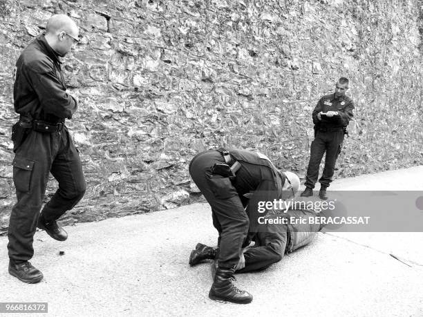 Policiers en formation au pistolet à impulsion électrique Taser X26 le 29 septembre 2010 à Andilly , France.