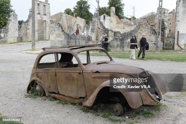 Carcasse de vieille voiture le 16 septembre 2011, Oradour-sur-Glane, Haute-Vienne, Limousin. Le nom d'Oradour-sur-Glane reste attache au massacre de...
