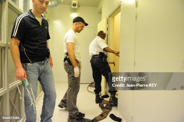 Les policiers de la BAC de Seine Saint Denis dans la salle des cellule de garde à vue.