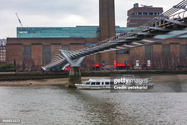 millennium bridge e tate modern - stazione di monument londra foto e immagini stock