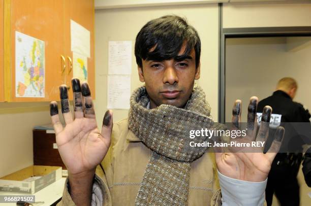 Un jeune clandestin pakistanais au poste frontière de la PAF à Menton A chaque arrestation de clandestin les policiers font une fiche sur chaque...