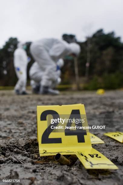 Ratissage d'une scene d'infraction afin de localiser des douilles, lors d'une simulation d'intervention par le laboratoire de police scientifique de...