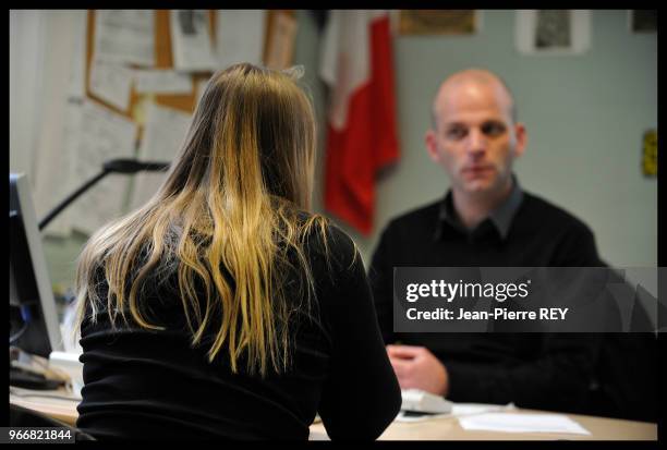 Une cellule de policiers s'occupe des violences intra-familiales et notament des femmes battues Une audition d'une femme de 35 ans battue par son...