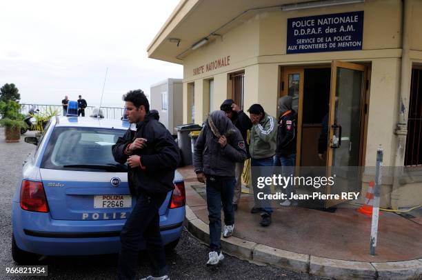 Des policiers de la - Polizia di Frontiera - sont venus chercher des clandestins qui ont passé la frontière, Ils vont les faire passer côté italien à...