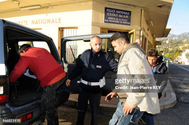 Des policiers italiens sont venus chercher des clandestins au poste français de la PAF Menton le 15 janvier 2008.