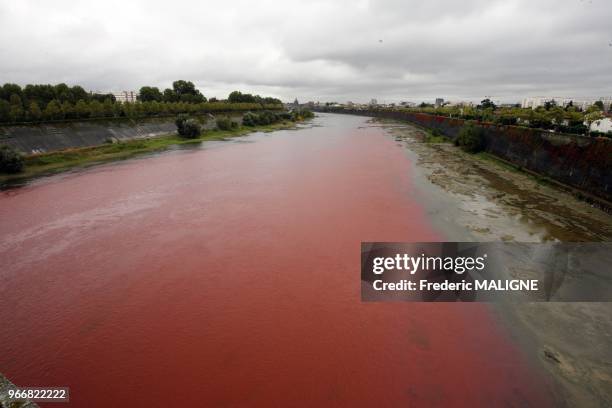 La societe EPTB a procede a des tests sur la garonne a Toulouse pour mesurer le taux de dilution et la vitesse de propagation de produits chimiques...