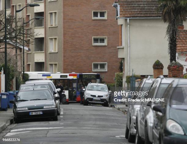 The terrorist Mohamed MERAH it's surround by the french police man and the RAID here the bus evacuating the inhabitants of the building of the...