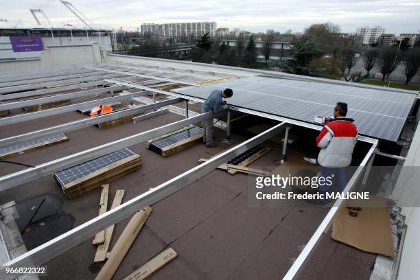 La Mairie de Toulouse a pris la decision d installer des panneaux photos voltaiques sur le toit de la Piscine municipale de Nakashe dans un soucis d...