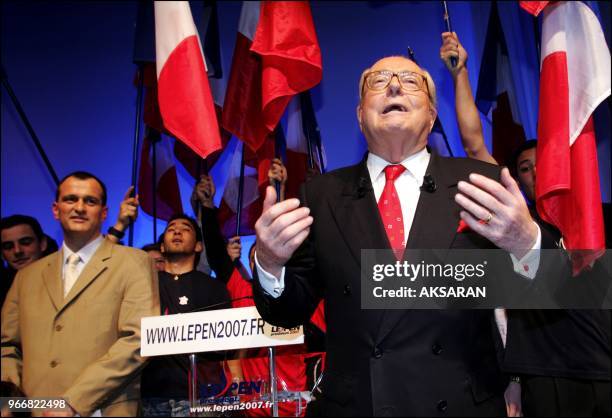 Des heurts ont oppos? dimanche apr?s-midi ? Toulouse des manifestants protestant contre la venue de Jean-Marie Le Pen et les forces de l'ordre....