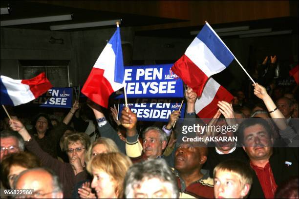 Des heurts ont oppos? dimanche apr?s-midi ? Toulouse des manifestants protestant contre la venue de Jean-Marie Le Pen et les forces de l'ordre....