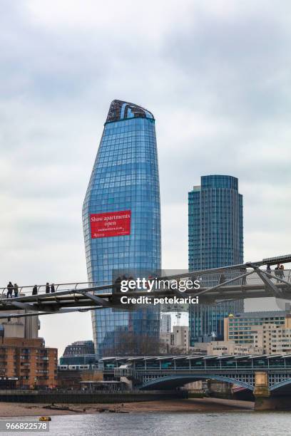 millennium bridge e tate modern - stazione di monument londra foto e immagini stock