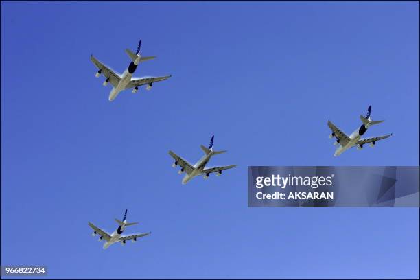 Dans le ciel Toulousain les quatre avions gros porteur Airbus A380 reviennent ensemble de leurs vols d'essais de la matinée. La condensation de l'air...