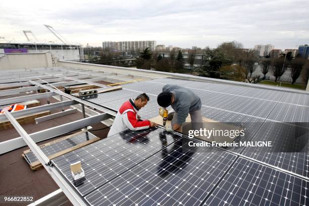 La Mairie de Toulouse a pris la decision d installer des panneaux photos voltaiques sur le toit de la Piscine municipale de Nakashe dans un soucis d...