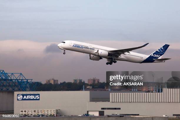 Vol d'un Airbus A350, préparant sa certification internationale le 29 septembre 2014, Toulouse, France. La première livraison d'ici la fin de l'année...