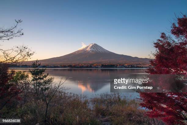 mount fuji with red maple , yamanashi , japan - shizuoka prefecture stock-fotos und bilder