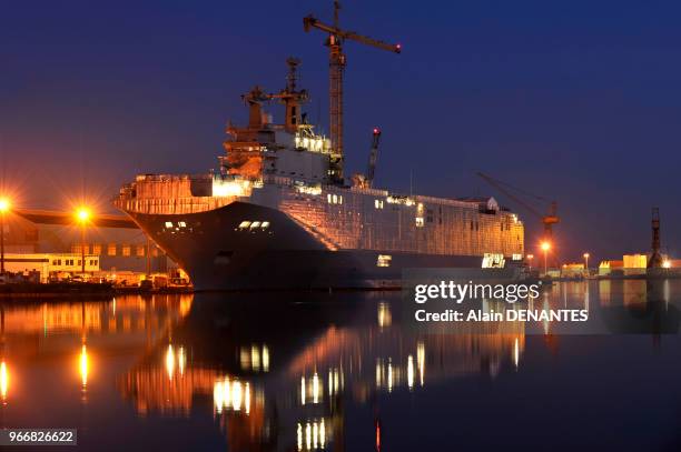 Porte-helicoptere Vladivostok destine a la Russie en cours de construction au chantier naval STX, le 20 Mars, 2014 a Saint-Nazaire, Ouest de la...