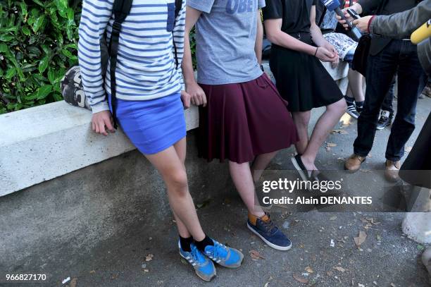 Des garcons du lycee Clemenceau ont choisi de venir en cours en portant une jupe pendant une journee baptisee "La journee de la jupe" pour manifester...