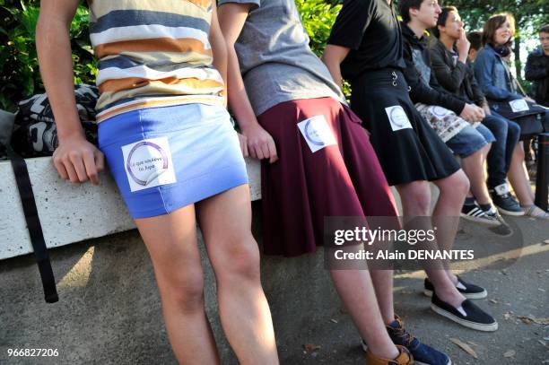 Des garcons du lycee Clemenceau ont choisi de venir en cours en portant une jupe pendant une journee baptisee "La journee de la jupe" pour manifester...