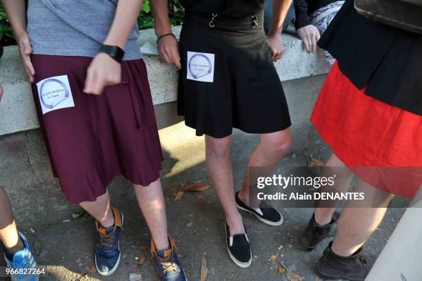 Des garcons du lycee Clemenceau ont choisi de venir en cours en portant une jupe pendant une journee baptisee "La journee de la jupe" pour manifester...