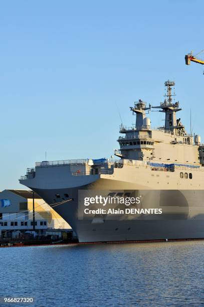 Porte-helicoptere Vladivostok destine a la Russie en cours de construction au chantier naval STX, le 20 Mars, 2014 a Saint-Nazaire, Ouest de la...