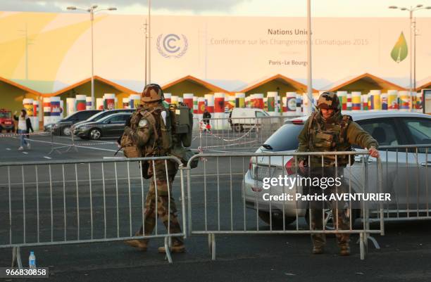 La sécurité se préparant pour la COP21, sur le site consacré aux conférences sur le climat, le 28 novembre 2015, Le Bourget, France.